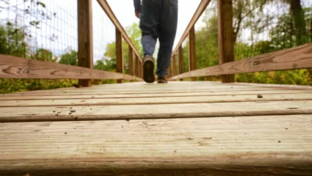 Een Oudere Man Jeans Een Hoodie Lopen Weg Van Camera — Stockvideo