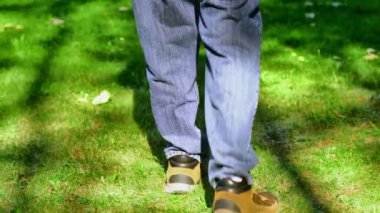 Kot pantolonlu ve gri kapüşonlu yaşlı bir adam kameradan uzaklaşıyor.. 