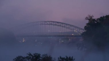 Middletown, CT 'deki Arrigoni Köprüsü' nün hızlandırılmış klibi. 4 km 'lik yüksek kalite görüntü gündoğumunda çekildi.. 