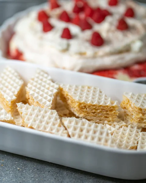 Postres Estilo Europeo Hechos Casa Con Frambuesas Frescas Bandejas Cerámica —  Fotos de Stock