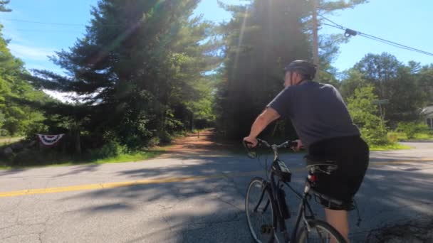 Uomo Anziano Che Cammina Una Bicicletta Dall Altra Parte Della — Video Stock