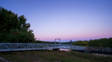 Gün batımından hemen sonra balıkçı iskelesinde. Connecticut Nehri 'nde mavi saatte çekilmiş kaliteli bir fotoğraf.
