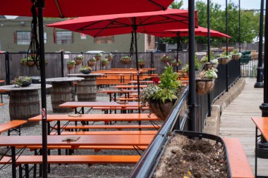 Salem, MA USA - 12 Haziran 2022 - Bir yaz günü halk meydanında sandalyeler ve açık hava yemekleri