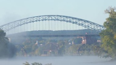 Middletown, CT 'deki Arrigoni Köprüsü' nün gerçek zamanlı klibi sisli bir sabahta gün doğumundan sonra 4K 'lık yüksek kaliteli bir çekim.. 