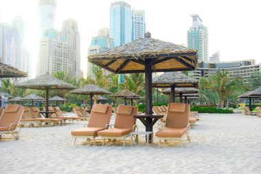 Dubai'de bir plajda şezlong