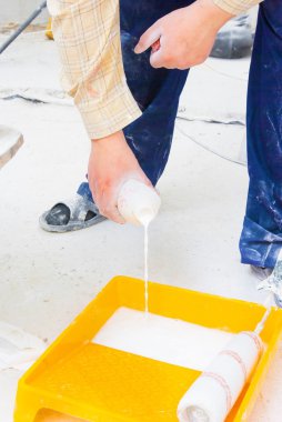 bir küçük şişe boya dökme