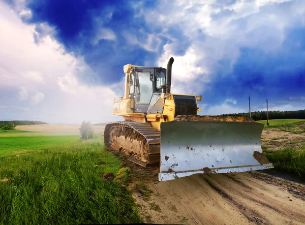 Traktor na travnaté hřiště ve farmě — Stock fotografie