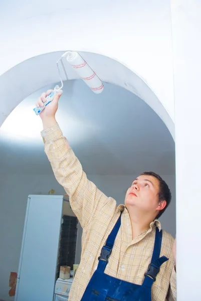 Arbetstagaren måla bågen, göra renoveringen inomhus. — Stockfoto