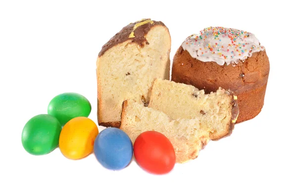 Stücke eines Osterkuchens und bunte Eier — Stockfoto