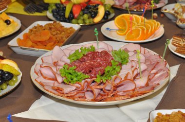 yemekleri yemek ile bir tablo üzerinde durmak