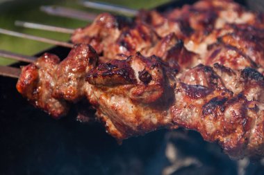 Et şişte bir şişte pişiyor. Şiş arka plan ve doku. Derili lezzetli et..