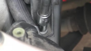 Tamirci arabanın cıvatalarını sıkıyor. Araba tamiri. Cıvataları sıkılaştırıyorum. Araba tamir merkezi.