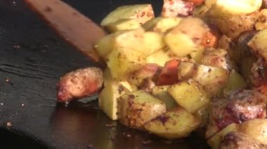 Patates ve sebzeli et kızarır.