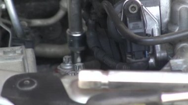 Tamirci arabanın cıvatalarını sıkıyor. Araba tamiri. Cıvataları sıkılaştırıyorum. Araba tamirhanesi. Yüksek kaliteli FullHD görüntüler