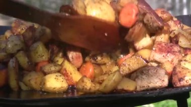 Patates ve sebzeli et kızarır.