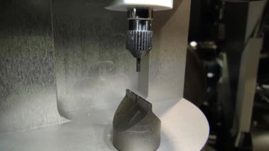 Mikrometre. Otomatik elektronik mikrometre. Aşağı iner.