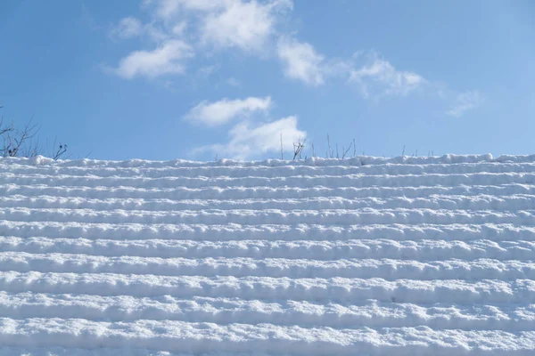 Schneebeschaffenheit. Hintergrund des reinen blauen und weißen Schnees. Wintermuster. — Stockfoto
