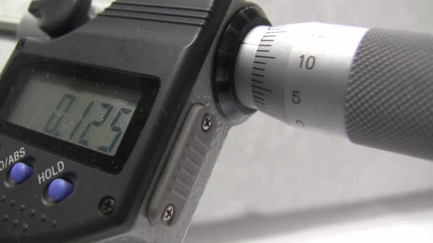 Digital micrometer. The numbers are different. Micrometer screen. Measurement scale. Controller — Stock Video