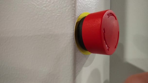 Plastic rode stopknop indrukken. Noodstop — Stockvideo