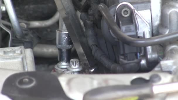 El mecánico aprieta los pernos en el coche. Reparación. Apretando los tornillos. Centro de servicio de reparación de coches — Vídeo de stock