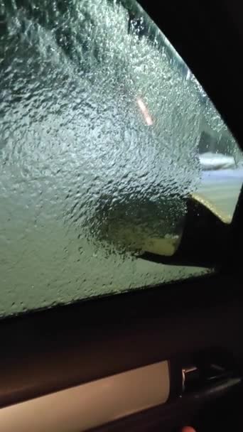 Elleriyle penceredeki buzları kırıyor. — Stok video