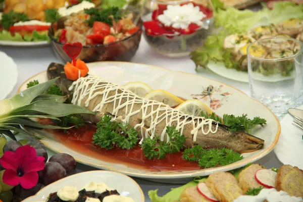 Masada yemek var. Lokantada yemek. Lezzetli yemek