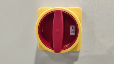 El kırmızı düğmeyi açıyor. El kırmızı düğmeyi çevirir. Elektrik düğmesi