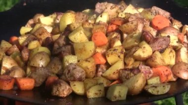 Patates ve sebzeli et kızarır.