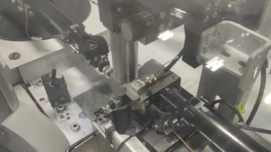 Kabloları kesmek için otomatik makine. Teknolojiler. Endüstri makineleri ve bot