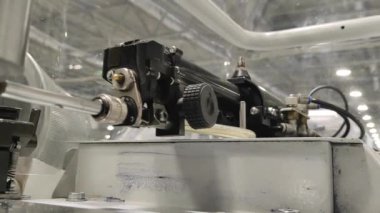 Kabloları kesmek için otomatik makine. Teknolojiler. Endüstriyel makineler ve robot. Değiştiriciler
