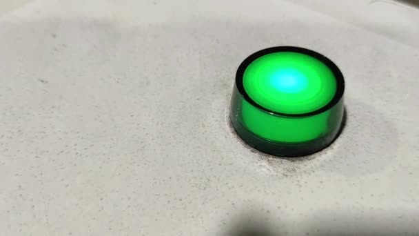 Industriellt grönt ljus blinkar. Säkerhetslarm. Blinkande grönt — Stockvideo