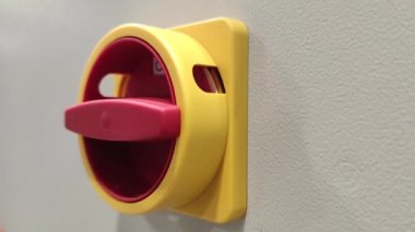 El kırmızı düğmeyi açıyor. El kırmızı düğmeyi çevirir. Elektrik düğmesi