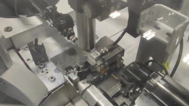 Kabloları kesmek için otomatik makine. Teknolojiler. Endüstriyel makineler ve robot. Değiştiriciler