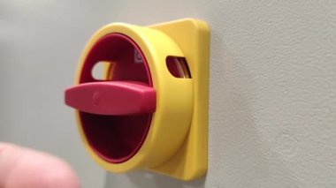 El kırmızı düğmeyi açıyor. El kırmızı düğmeyi çevirir. Elektrik düğmesi