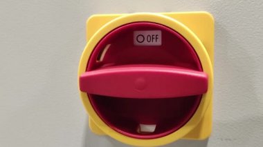 El kırmızı düğmeyi açıyor. El kırmızı düğmeyi çevirir. Elektrik düğmesi