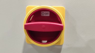 El kırmızı düğmeyi açıyor. El kırmızı düğmeyi çevirir. Elektrik düğmesi
