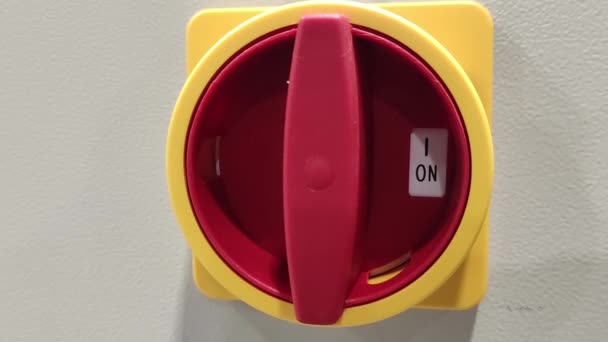 Der Zeiger schaltet den roten Schalter an. Der Zeiger betätigt den roten Schalter. Elektrischer Schalter — Stockvideo