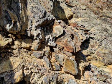 Jeodezi. Taş dokusu. Kaya kahverengi ve kırmızıdır. Mineral arka plan. Doğal malzemelerden dizayn.