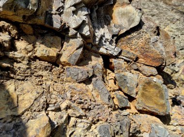 Jeodezi. Taş dokusu. Kaya kahverengi ve kırmızıdır. Mineral arka plan. Doğal malzemelerden dizayn.