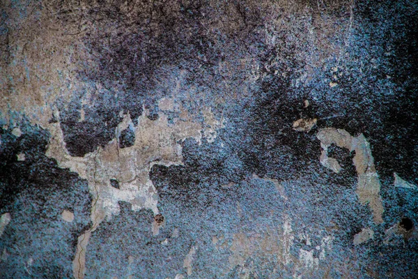 Stará otrhaná textura tmavé stěny. Stará ošlehaná zeď. Špinavá textura stěny — Stock fotografie