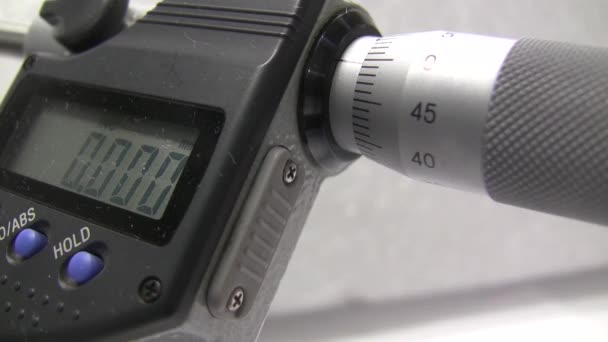 Digital micrometer. The numbers are different. Micrometer screen. Measurement scale. Controller — Stock Video