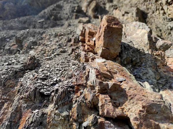 ジオデシー。石のテクスチャ。岩は茶色と赤です。鉱物の背景。天然素材からのデザイン. — ストック写真