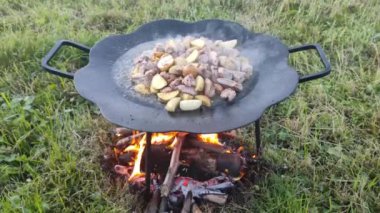 Kızartma tavasında et Doğada ateşte