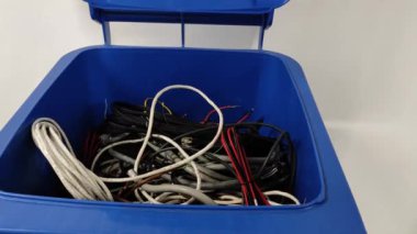 Ekoloji. Çöp ayıklama. Atık geri dönüşümü. Endüstriyel atık ayıklama. Mavi kablolar ve kablolar..