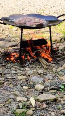 Pişmiş et yanıyor.