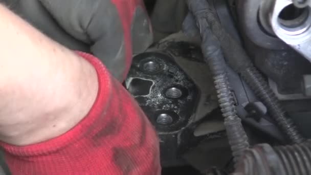 Bilservice. Reparation av bilmotorer. Tjänst. Händerna i röda handskar — Stockvideo