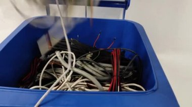 Ekoloji. Çöp ayıklama. Atık geri dönüşümü. Endüstriyel atık ayıklama. Mavi kablolar ve kablolar..