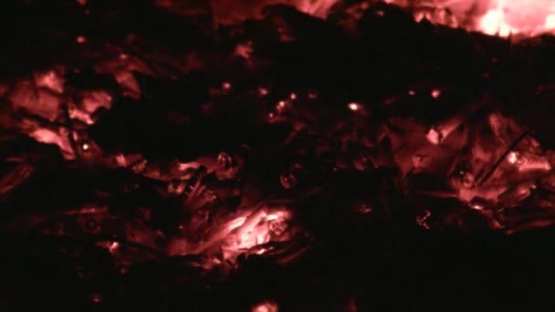 壁炉里的炽热的红色煤块 火在燃烧 纹理和设计 放松和冷静 — 图库视频影像