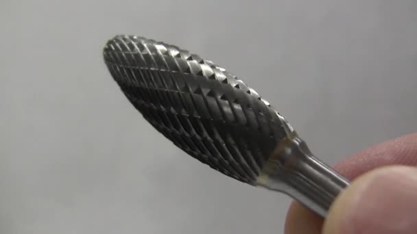 Nas Mãos Dos Bicos Corte Bicos Metal Para Máquinas Perfuração — Vídeo de Stock