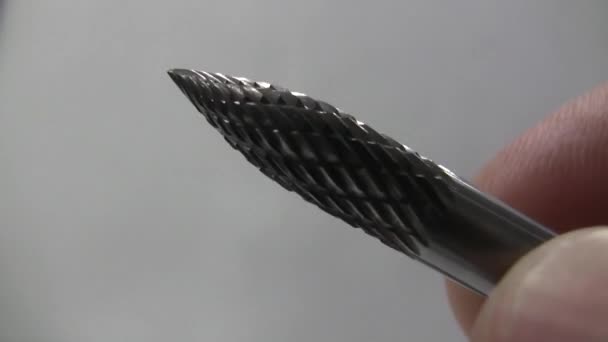 Nas Mãos Dos Bicos Corte Bicos Metal Para Máquinas Perfuração — Vídeo de Stock